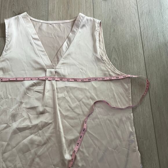 Boutique Champaign Sleeveless V-Neck Blouse Size XL - Picture 3 of 6